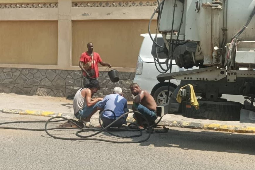 فرق الصرف الصحي بعدن تنفذ حملة ميدانية واسعة لفتح الانسدادات في عدد من المديريات