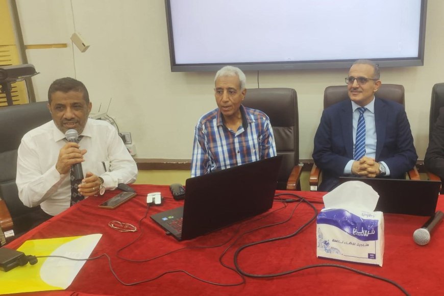 وزير الصحة يفتتح دورة مكثفة في ممارسات التصنيع الجيد بهيئة الأدوية ويترأس اجتماعًا فنيًا لتطوير الأداء المؤسسي