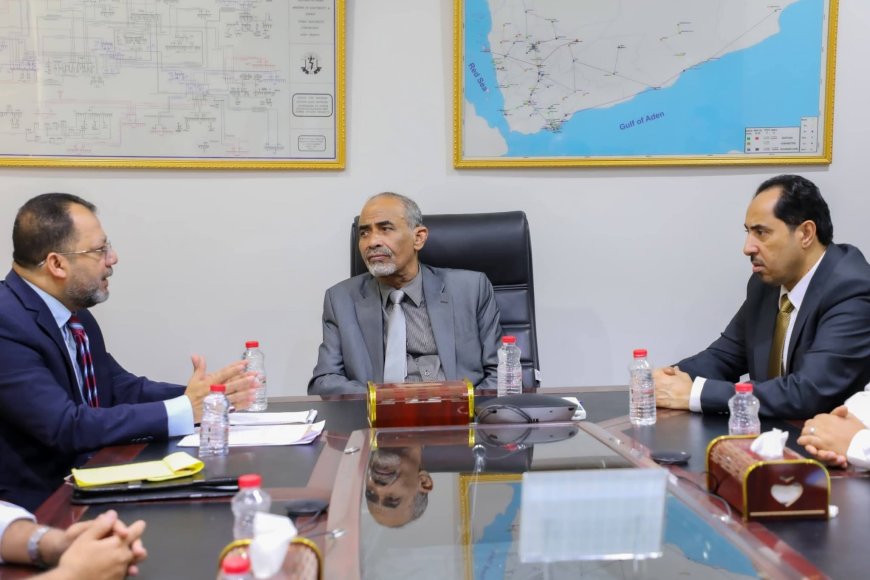 عضو مجلس القيادة الرئاسي يزور وزارة الكهرباء ويبحث مع وزير الكهرباء أوضاع القطاع في عدن