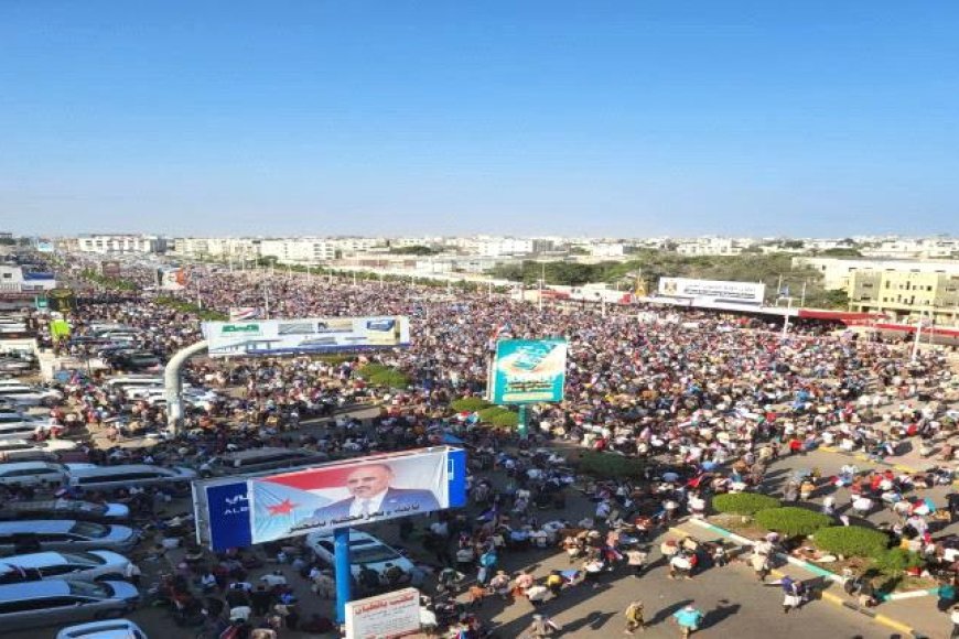 عدن.. مظاهرة حاشدة بالآلاف في ساحة العروض بخور مكسر