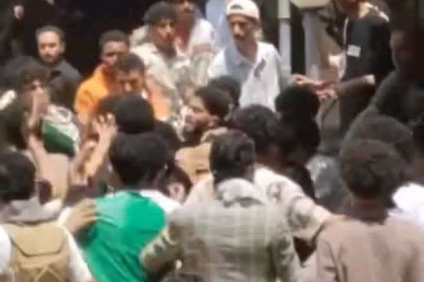 تعز..عراك عنيف يثير الفوضى داخل حـرم جامعة السعيد