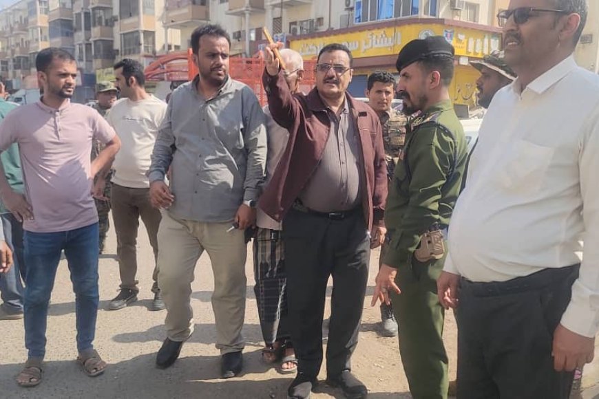 خلال إشرافه حملة رفع البسطات والباعة المتجولين بمدينة إنماء.."الداؤودي" يؤكد الحرص على إزالة المظاهر المشوهة وتنظيم الشوارع العامة بمديرية البريقة