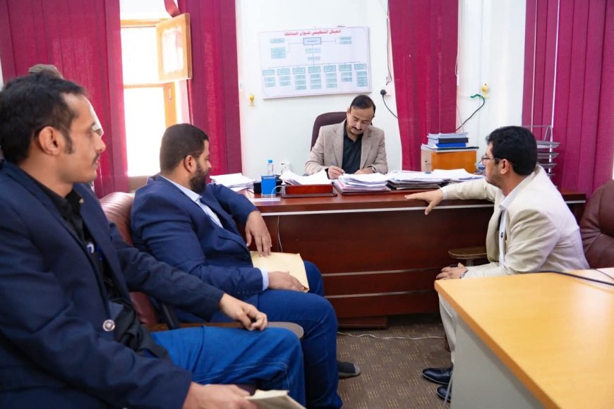 المحافظ بن الوزير يناقش مع صندوق صيانة الطرق موازنة فرع الصندوق وخطط مشاريع التأهيل والصيانة للعام 2026م