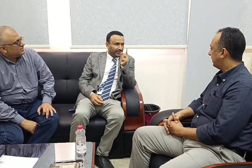 مدير صحة عدن يناقش مع مدير المخيمات الطبية بالوزارة سبل تعزيز التعاون المشترك