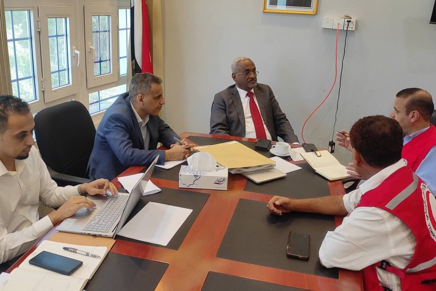 وفد جمعية الهلال الأحمر اليمني يزور وزارة الإدارة المحلية ويبحث سبل تعزيز العمل الإنساني
