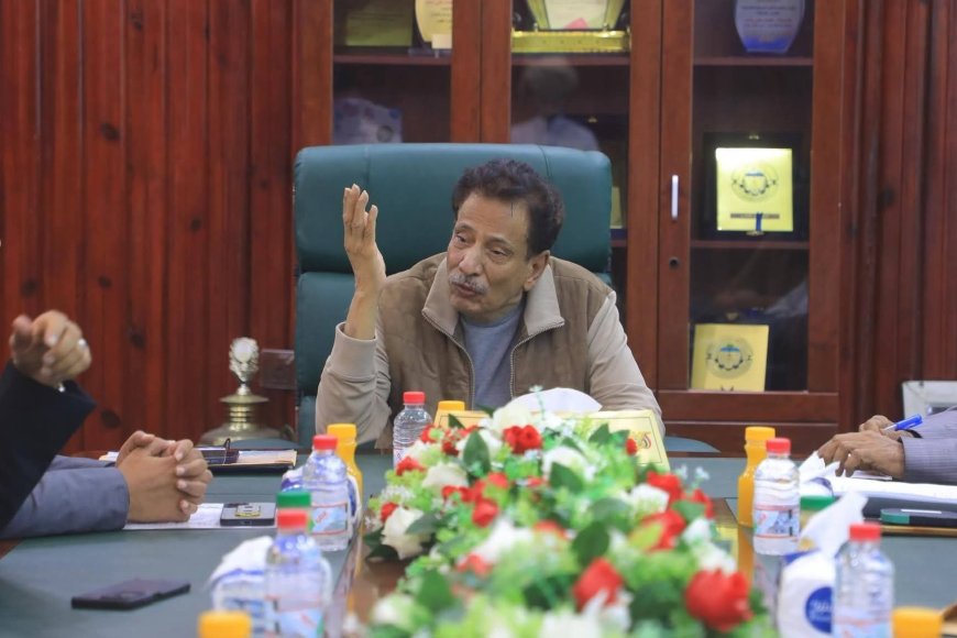 محافظ المهرة يلتقي اللجنة الوزارية الخاصة بتسليم الميازين لصندوق صيانة الطرق
