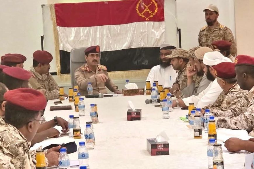 وزير الدفاع يعقد اجتماعاً موسعاً بقيادة المنطقة الأولى