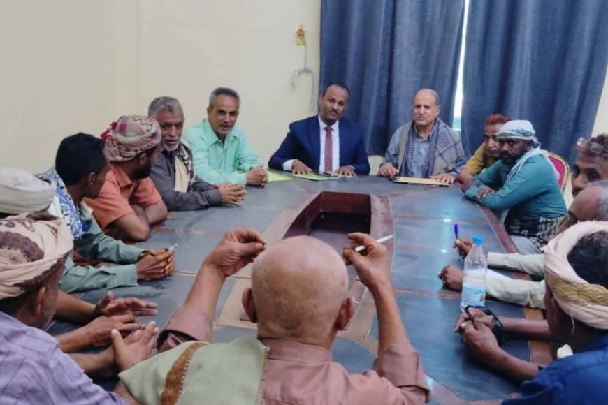 مدير مكتب الشؤون الاجتماعية بتعز يناقش مع الجمعيات السمكية في المخا وذباب سبل تطوير القطاع