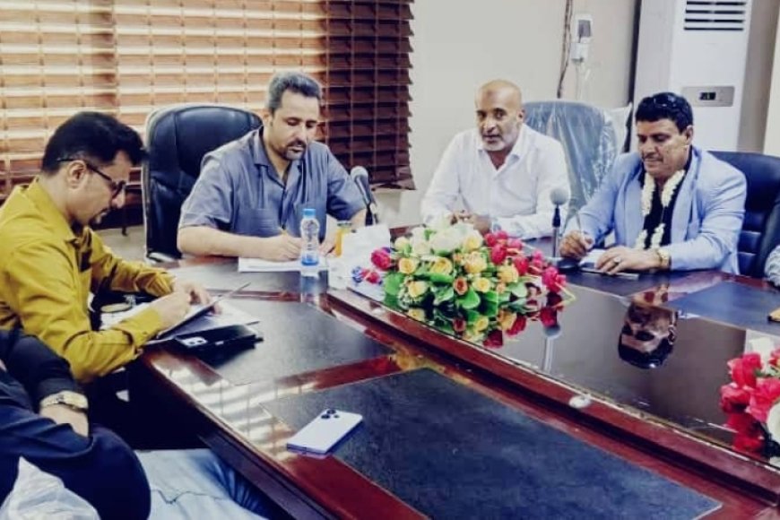 محافظ لحج يلتقي وفداً من بيئة سقطرى ولحج لتعزيز التبادل العملي والترابط الإداري بين المحافظتين