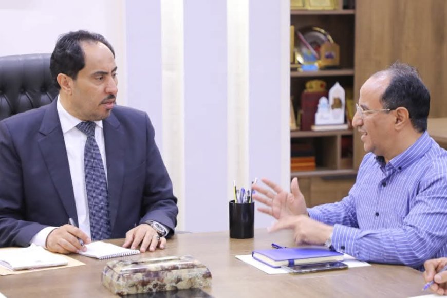 الوزير البكري يلتقي مدير عام مكتب الشباب والرياضة بتعز