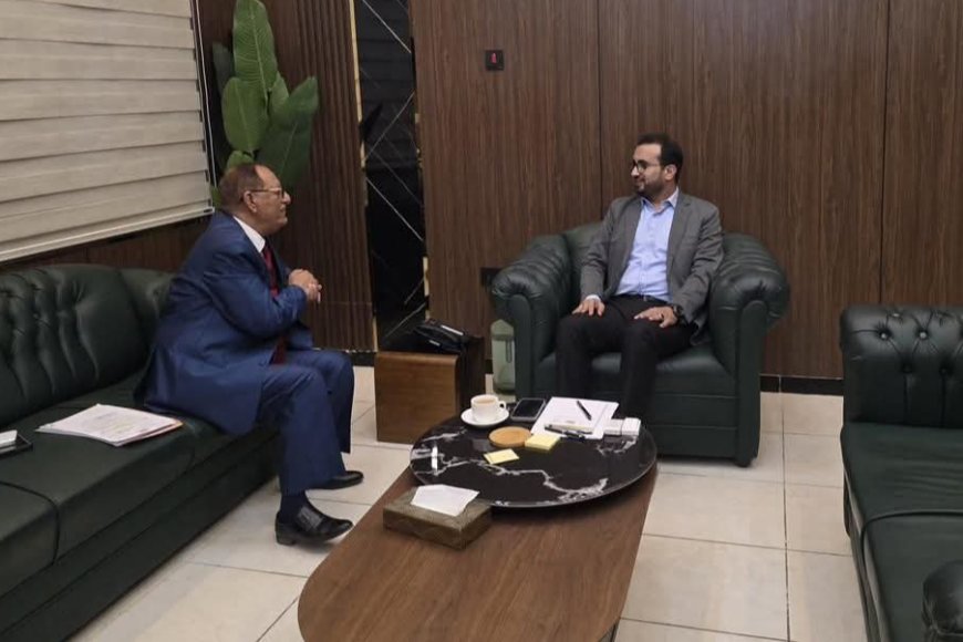 وزير الخدمة المدنية يناقش أوضاع أعضاء هيئة التدريس بجامعة صنعاء النازحين إلى المناطق المحررة