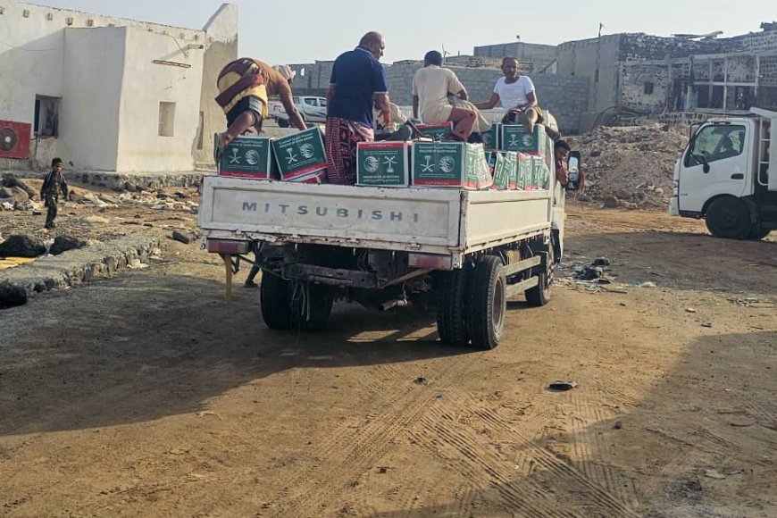 مركز الملك سلمان للإغاثة يوزع 6 طن من السلال الغذائية الطارئة في جزيرة ميون