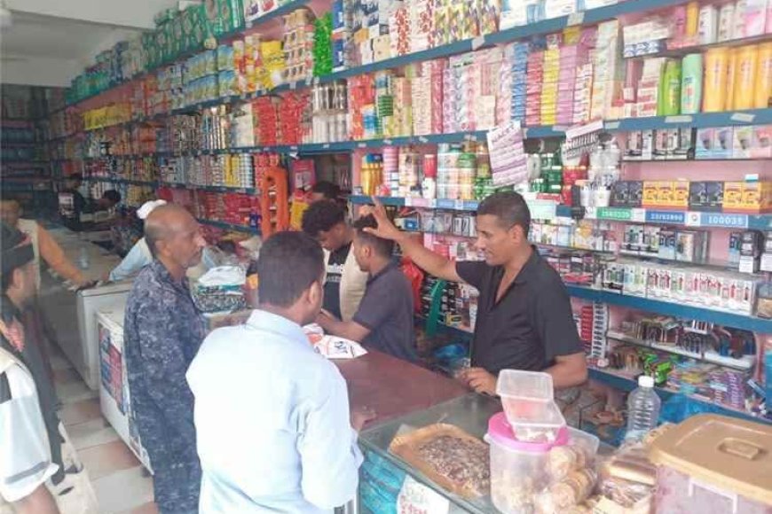 نزول ميداني للصناعة بساحل حضرموت يغلق محال مخالفة وضبط مواد منتهية ومقلدة
