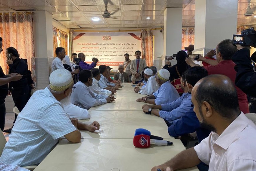 السقاف يدشن مبادرة “جبر خاطر” الإنسانية لتوزيع هدايا العيد لنزلاء دار المسنين بعدن