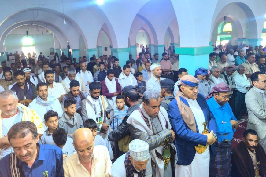 محافظ تعز يتقدم جموع المصلين في صلاة الغائب على روح الرئيس السابق المشير عبدربه منصور هادي
