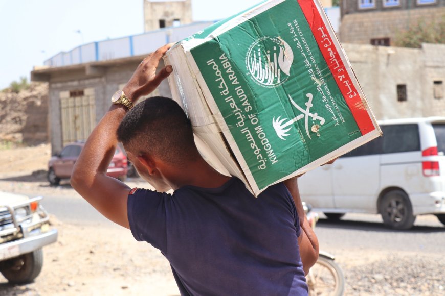 مركز الملك سلمان للإغاثة يوزّع (74) طنا من المواد الغذائية في مديرية المسيمير بمحافظة لحج