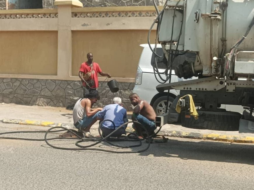 فرق الصرف الصحي بعدن تنفذ حملة ميدانية واسعة لفتح الانسدادات في عدد من المديريات