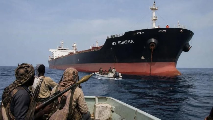 9 مسلحين يختطفون ناقلة ديزل في أعالي البحار.. خفر السواحل اليمنية تكشف تفاصيل الفشل في اللحاق بها