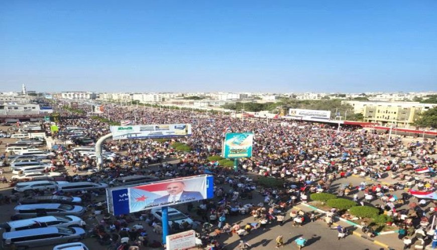 عدن.. مظاهرة حاشدة بالآلاف في ساحة العروض بخور مكسر