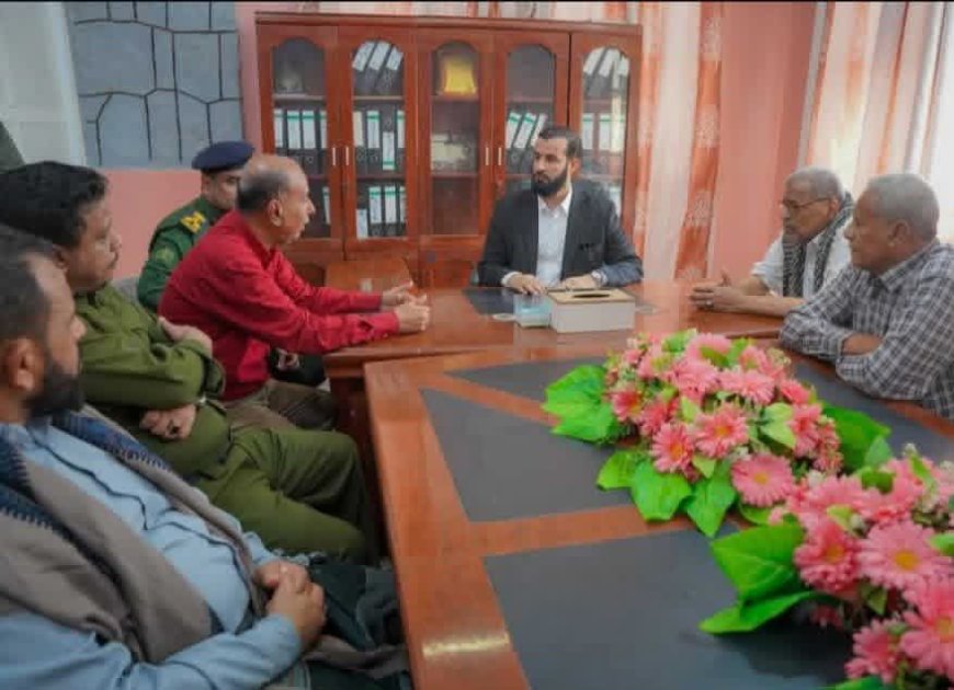 محافظ أبين يزور المرافق الحكومية ويؤكد ضرورة الانضباط الوظيفي