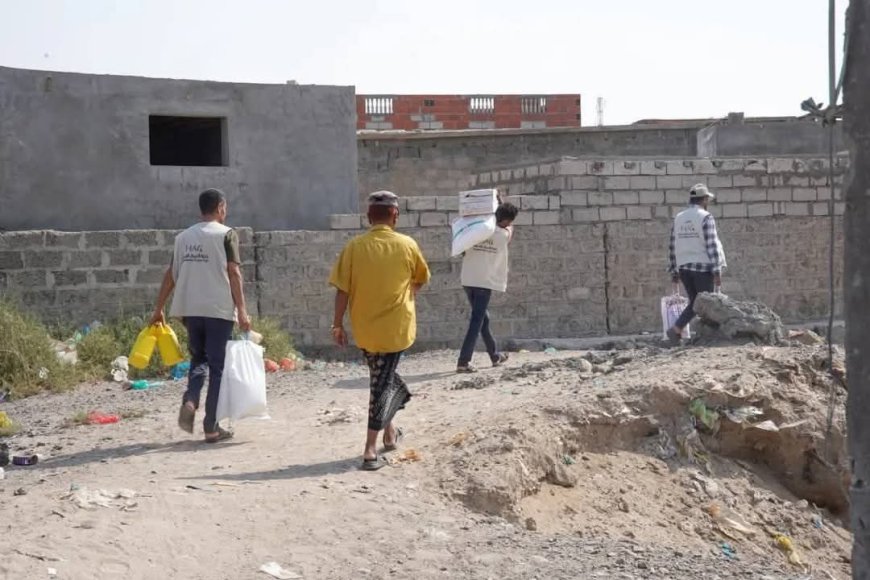 الخلية الإنسانية تقدم مساعدات غذائية لأسر الصيادين المفقودين في الحديدة