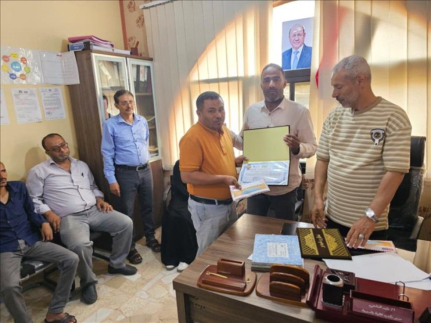 مدير مالية المظفر يكرم موظفيه في تعز بمناسبة عيد العمال 2026