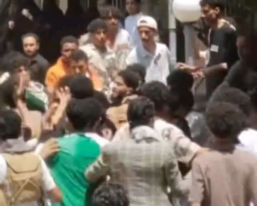 تعز..عراك عنيف يثير الفوضى داخل حـرم جامعة السعيد