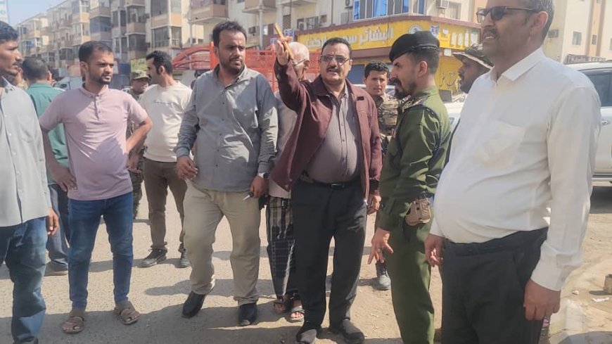 خلال إشرافه حملة رفع البسطات والباعة المتجولين بمدينة إنماء.."الداؤودي" يؤكد الحرص على إزالة المظاهر المشوهة وتنظيم الشوارع العامة بمديرية البريقة