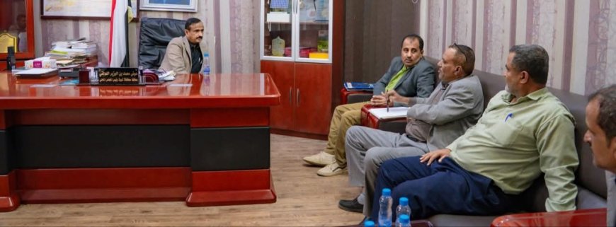 المحافظ بن الوزير يناقش مع هيئة المساحة الجيولوجية والمياه سبل الحد من استنزاف المياه الجوفية.