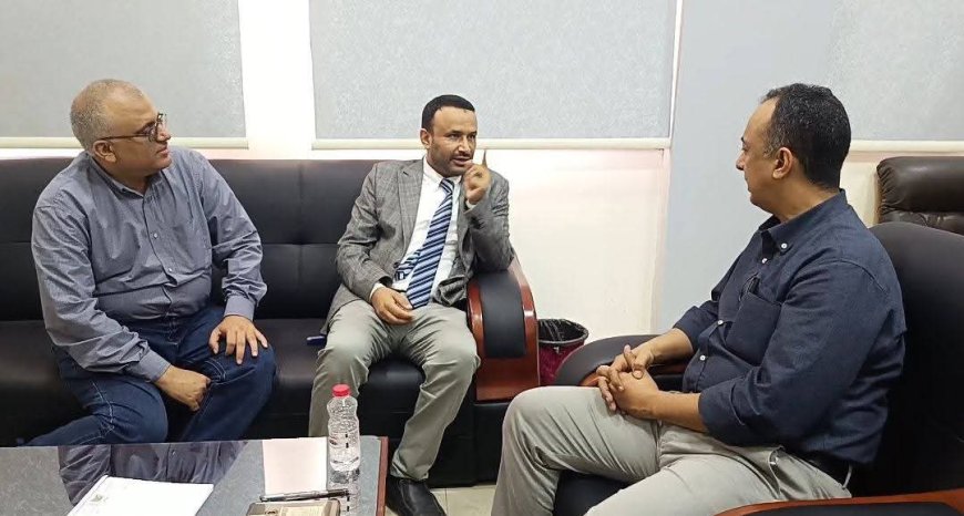 مدير صحة عدن يناقش مع مدير المخيمات الطبية بالوزارة سبل تعزيز التعاون المشترك