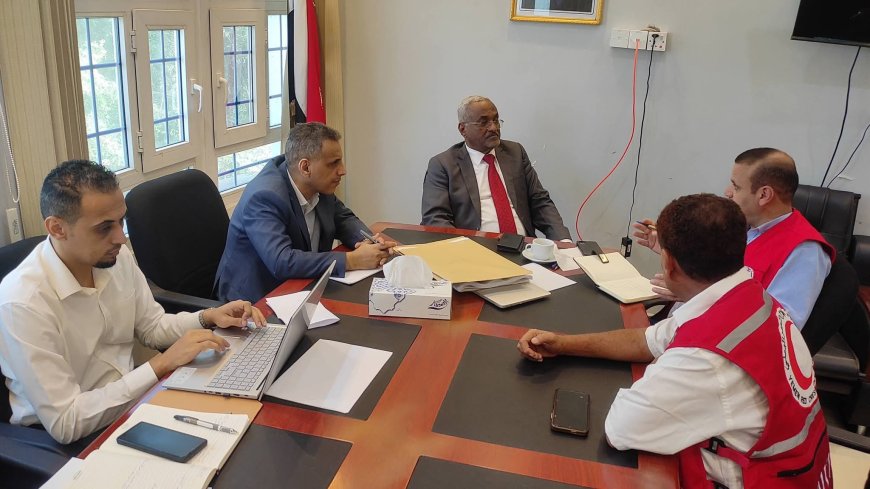 وفد جمعية الهلال الأحمر اليمني يزور وزارة الإدارة المحلية ويبحث سبل تعزيز العمل الإنساني