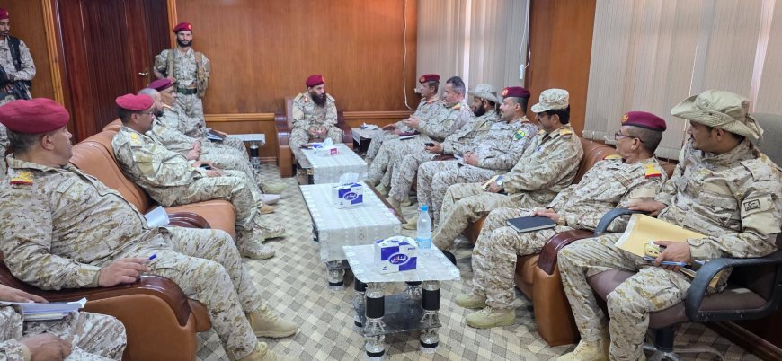 برئاسة اللواء شكري وحضور اللواء القبّة .. اجتماع موسع لقادة المنطقة العسكرية الرابعة 