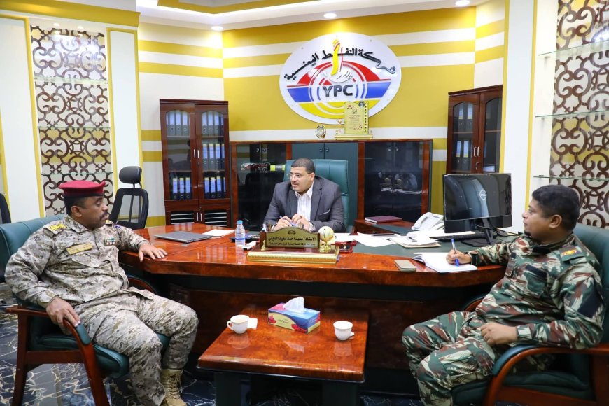 قائد خفر السواحل بساحل حضرموت يزور شركة النفط ويبحث تعزيز تأمين وصول سفن الوقود إلى ميناء المكلا.