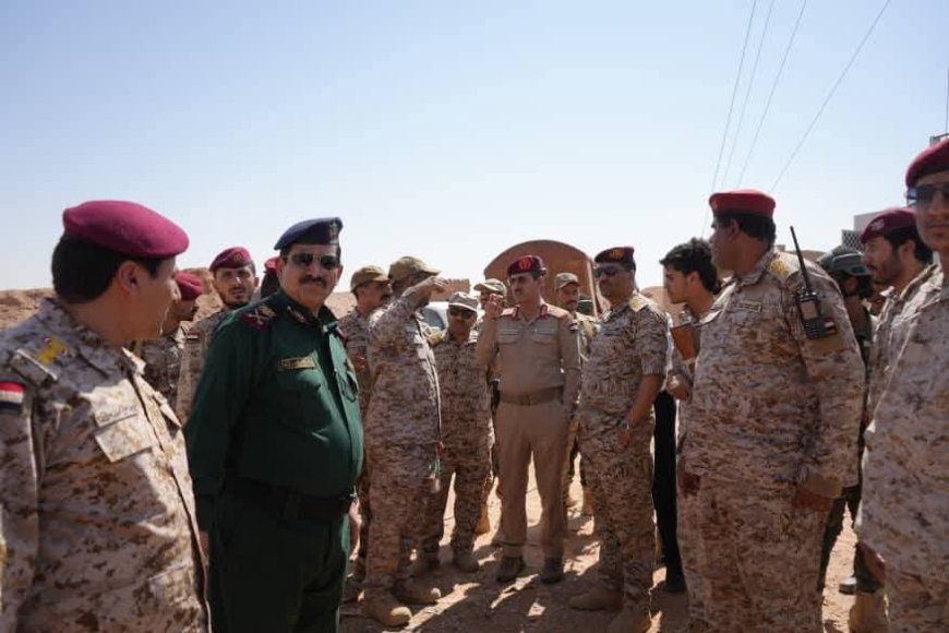 وزيرا الدفاع والداخلية يتفقدان عدداً من المواقع العسكرية في ميناء الوديعة ويشهدان عرضاً عسكرياً لقوات الطوارئ اليمنية
