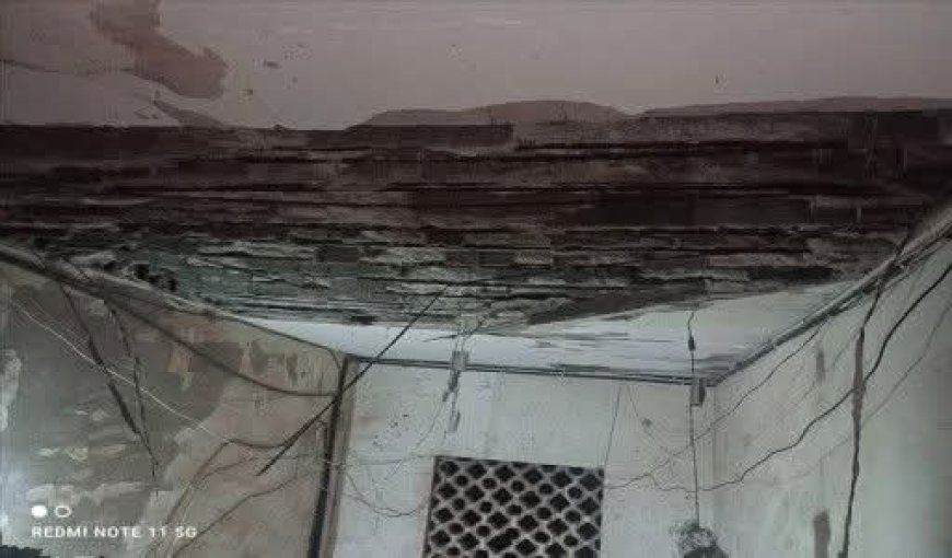 الجاوي: ملف المباني المتهالكة في المديرية يحظى بمتابعة وحرص شديدان من قبل المحافظ ووجهت بالعمل بترميم سلالم عمارة باشنفر المنهارة.