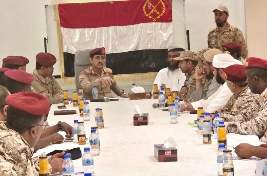 وزير الدفاع يعقد اجتماعاً موسعاً بقيادة المنطقة الأولى