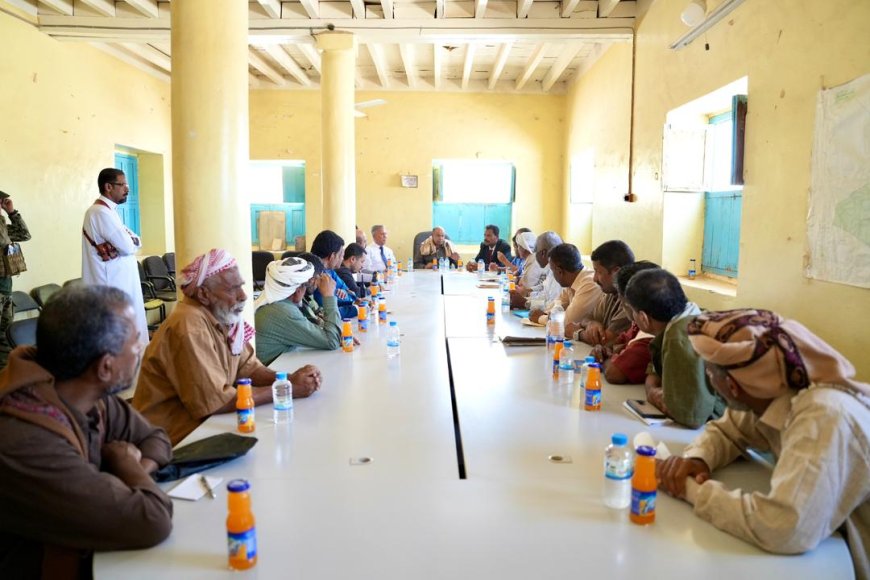 الخنبشي يزور مديرية غيل بن يمين ويرأس اجتماع المكتب التنفيذي ويؤكد دعم السلطة المحلية لتلبية الاحتياجات الخدمية
