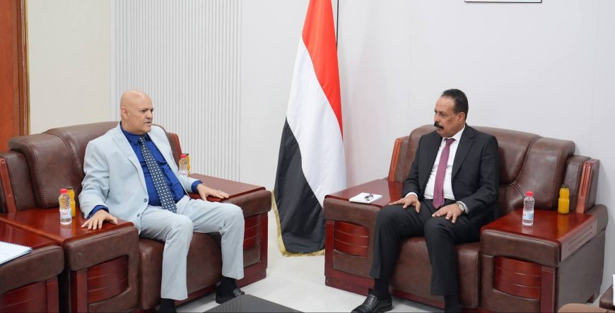 وزير الأشغال العامة والطرق يناقش مع محافظ تعز أوضاع الطرق والمشاريع المتعثرة. 