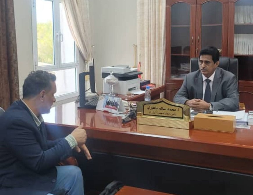 الأمين العام لجامعة سيئون يلتقي الأمين العام لمجلس الوزراء بالعاصمة المؤقتة عدن لمناقشة التسويات الوظيفية والموازنة العامة للجامعة