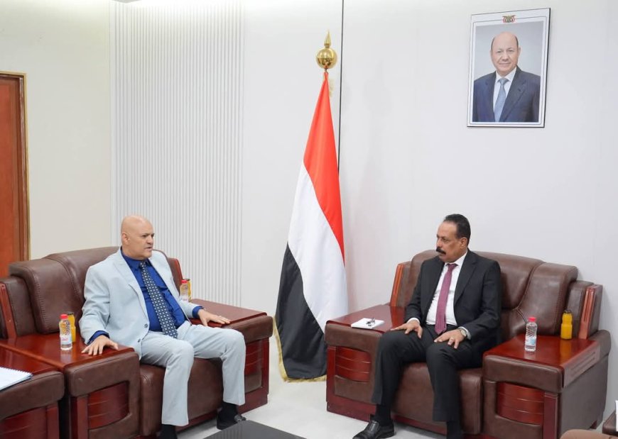 وزير الأشغال العامة والطرق يناقش مع محافظ تعز أوضاع الطرق والمشاريع المتعثرة