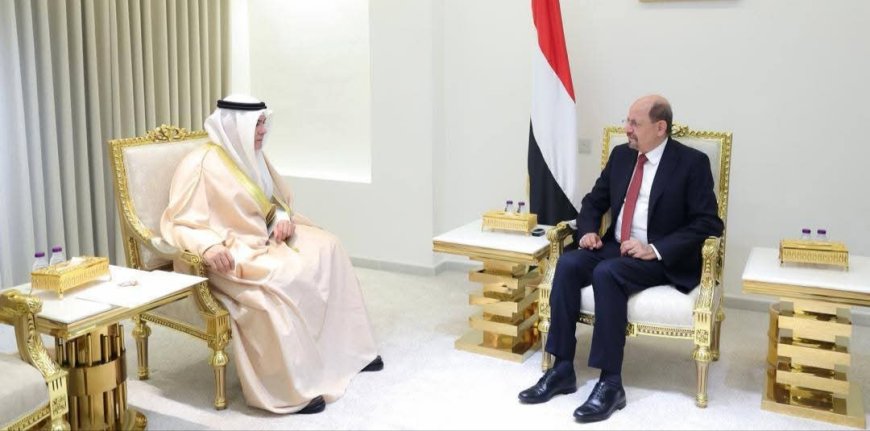 رئيس الوزراء وزير الخارجية يتسلم نسخة من أوراق اعتماد سفير دولة الكويت لدى اليمن