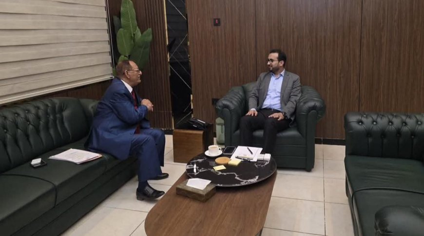 وزير الخدمة المدنية يناقش أوضاع أعضاء هيئة التدريس بجامعة صنعاء النازحين إلى المناطق المحررة