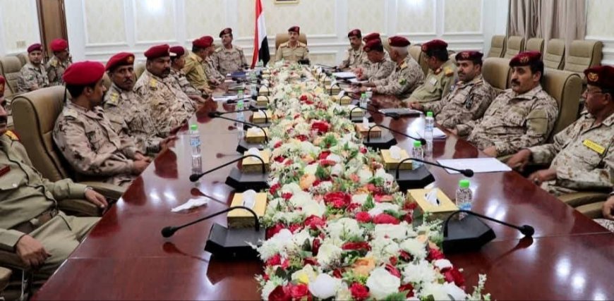 وزير الدفاع يطلع على جهود استكمال قطع البطاقة الذكية لمنتسبي الوزارة ويكرم اللواء الركن صالح حسن