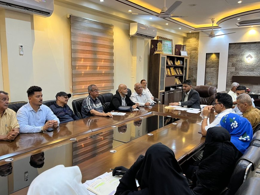 المكتب التنفيذي بمديرية الشيخ عثمان يدين الاعتداء على المعلمات ويناقش القضايا الخدمية والصحية