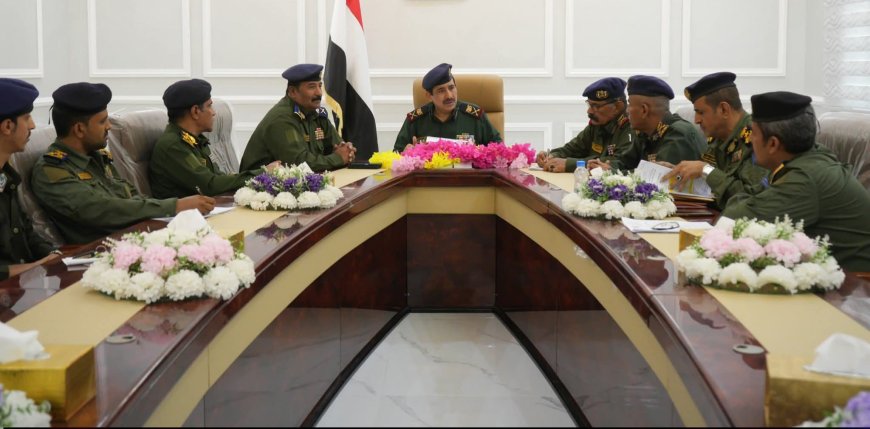 وزير الداخلية يترأس اجتماع المجلس الأعلى للشرطة ويقر الترقيات الدورية لـ91 ألفاً و915 من منتسبي الوزارة