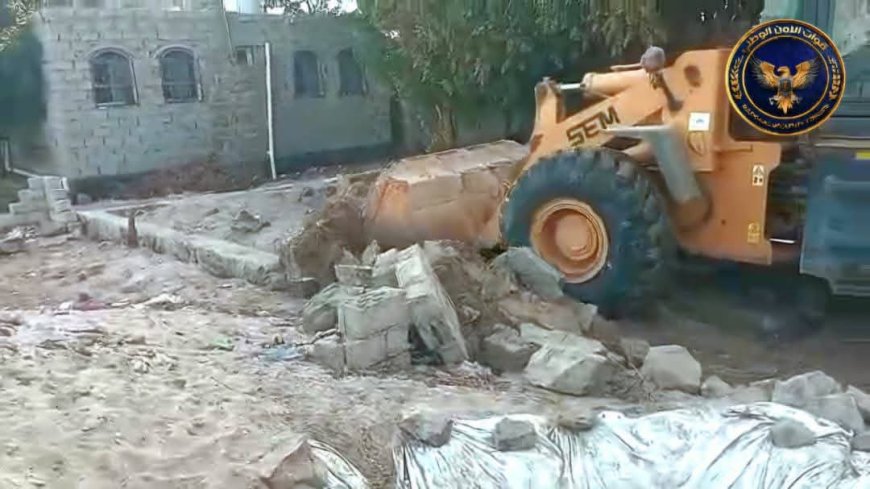 وحدة حماية الأراضي تنفذ حملة واسعة لإزالة التعديات ووقف البناء العشوائي في عدد من مديريات العاصمة عدن 