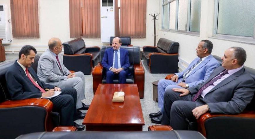رئيس الوزراء وزير الخارجية يزور وزارة المالية ويجتمع بقيادتها لمتابعة تنفيذ القرارات المعيشية وضبط الإيرادات