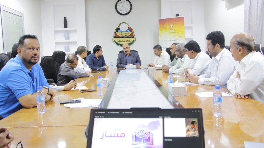 مدير مكتب وزارة التربية والتعليم بساحل حضرموت يطّلع على تطبيق "مسار" التعليمي المرتبط بالذكاء الاصطناعي ويشيد بإمكانياته