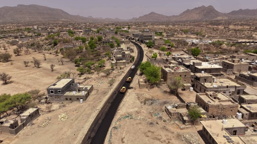 طريق جعار - باتيس في محافظة أبين يتفرّش بالأسود. 