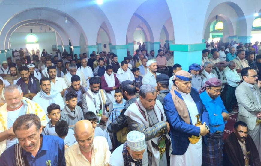 محافظ تعز يتقدم جموع المصلين في صلاة الغائب على روح الرئيس السابق المشير عبدربه منصور هادي